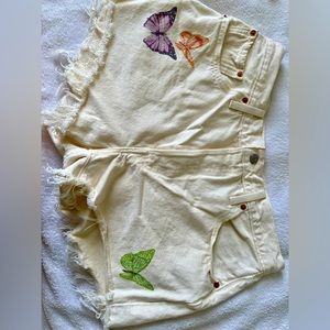 Levi’s cream shorts